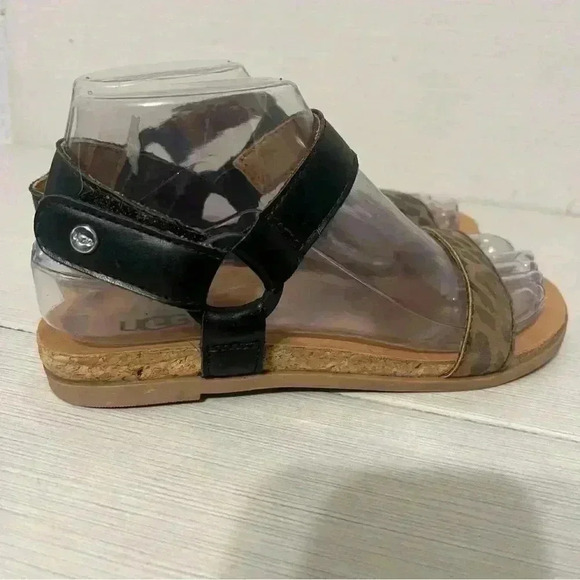 UGG Girls' Rynell Leopard Print Sandals - Picture 10 of 10